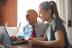 Eine Dame und ein Herr am Laptop